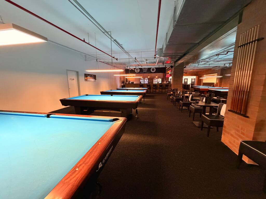 Location mit den Pooltischen und Sitzmöglichkeiten