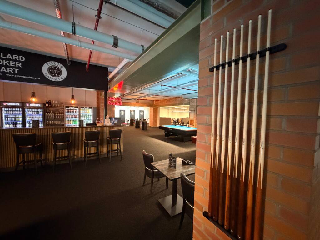 Billiard Stäbe an der Wand vom Lokal.