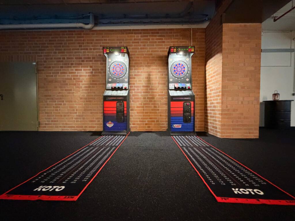 Zwei lange E-Dart Maschinen