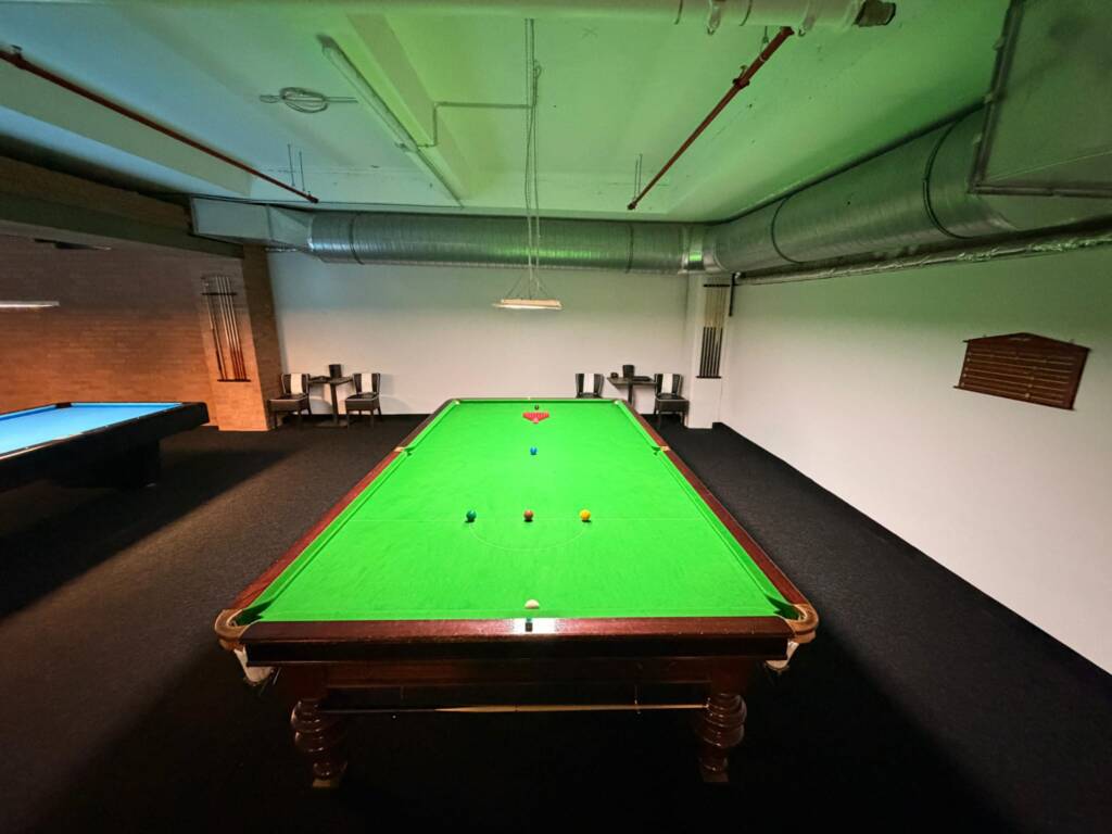 Großer Snookertisch in Nahaufnahme